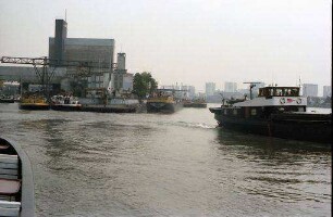 Basel: Einfahrt Zollhafen