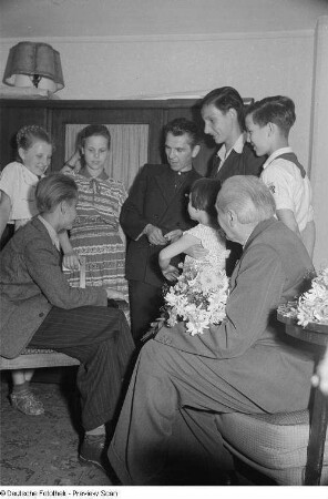 Hermann Werner Kubsch (Mitte) und Edgar Bennert (rechts) mit Kinderdarstellern