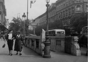 Budapest. Ungarn. Straßenszene. Treppe zur Metró Budapest. Dort sind neuartige Papierkörbe angebracht