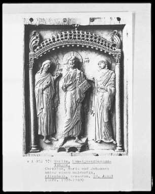 Christus, Maria und Johannes unter einem Baldachin