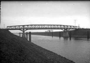 Straßenbrücke (Stahlfachwerkbrücke) über den Mittellandkanal. Im Brückenbereich Schutzdalben zum Schutz der Pfeiler vor Kollisionen : Hillersleben (Kreis Haldensleben). Straßenbrücke (Stahlfachwerkbrücke) über den Mittellandkanal. Im Brückenbereich Schutzdalben zum Schutz der Pfeiler vor Kollisionen