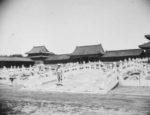 Reise nach China. Peking. Verbotene Stadt : Brücken zur Palastanlage. Ansicht mit Martin Schwind