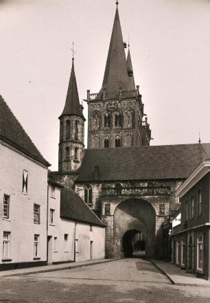 Xanten. Michaelskapelle, Michaelstor und Türme der Stiftskirche St. Victor vom Marktplatz aus gesehen