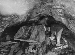 Sadisdorf, Kupfergrube. Beladen eines Hunts an einem Schubort der 20m-Sohle