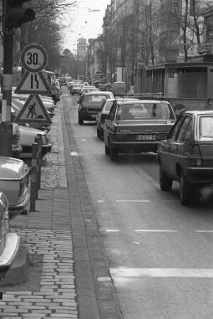 Verkehrsstau in der Amalienstraße zwischen Hirschstraße und Leopoldstraße im Zusammenhang mit einer Baumaßnahme