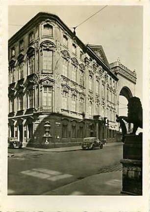 Schleich, Erwin; München, Residenzstr.; Preysingpalais, Wiederaufbau - Aussenansicht Residenz / Viscardistraße vor der Kriegszerstörung