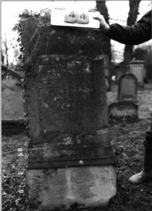 Grabstein 44 (Index: 100100500) Maße HxBxT: 154x57x28 cm: Grabstein 44