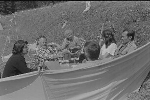 Čičmany. Akt-Pleinair 1980. Claus Baumann, Roger Rössing (2. von links), Günter Rössler (3. von links), Eva Mahn und Peter Söllner während einer Besprechung