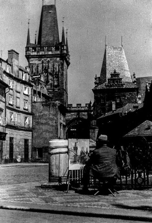 Prag. Altstädter Brückenturm an der Karlsbrücke als Motiv für einen Maler