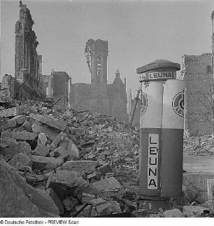 Dresden. Blick über einen Trümmerschuttberg gegen die Ruine der Lukaskirche
