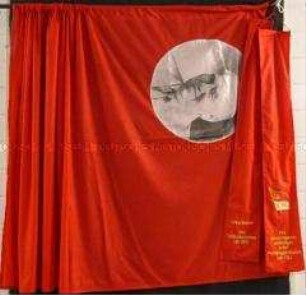 Ehrenbanner, Wilhelm-Pieck-Ehrenbanner mit 2 Fahnenschleifen
