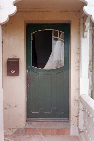 ehemaliges Gut Trenthorst-Wulmenau: Zentrale: Wulmenau 8: Mehrfamilienwohnhaus mit verwinkeltem Grundriss: Straßenfront, Detailaufnahme: Eingangsveranda, Tür