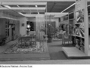 Ausstellungskoje des VEB Möbelkombinat Berlin (MKB) mit Wohnzimmermöbeln