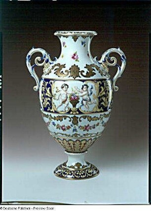 Doppelhenkelvase mit gemalten Putten