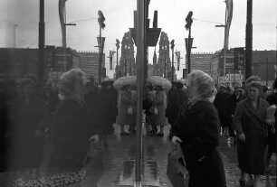 Berlin: Spiegelung im Schaufenster des KADEWE