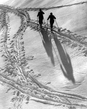 Zwei Skifahrer am Kreuzeck bei Garmisch-Partenkirchen
