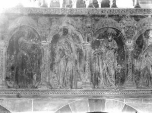Die drei mittleren Figuren: Madonna, Petrus und Paulus