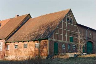 Drahtmühle (11): Hofanlage: links Wohntrakt [angeschnitten]: Bildmitte Anbau Wirtschaftstrakt mit Fachwerk, Traufseite, Giebelseite: rechts rückwärtiger Querbau Wirtschaftsgebäude, Traufseite mit Scheunentor [angeschnitten]