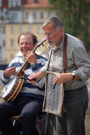 Zwei Musiker aus einer Jazz-Gruppe, mit traditionellen Jazz-Instrumenten, wie Waschbrett, auf der Karlsbrücke