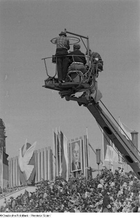 Kameramänner auf einem Kamerakran über der Zuschauertribüne auf dem Marx-Engels-Platz (heute: Schlossplatz)