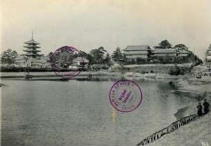 Nara. Blick über den Sarusawaike-Teich zur Pagode Gojūnotō (1426) im Kōfuku-ji