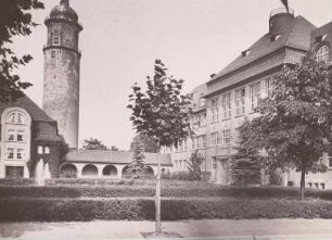 Arnstadt, Schule : Arnstadt. Schule und Neideckturm. Blick zu Schlossturm