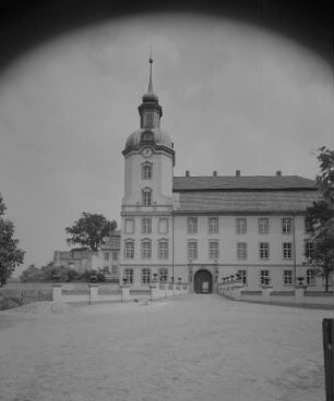 Lieberose. Schloß, Westflügel, Uhrturm mit Rampe und Durchfahrt