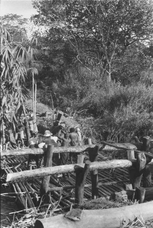 Bau der Lukumburu-Brücke : Arbeiter beim Bau einer einfachen Holzbrücke