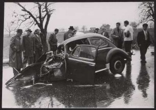Unfallort mit Autowrack eines Volkswagens
