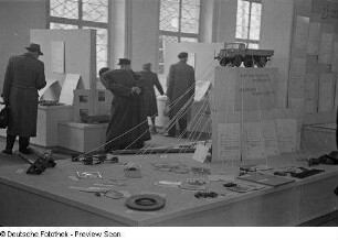 Ausstellungsbesucher vor dem Exponat "29 Verbesserungsvorschläge am Horch-Lastkraftwagen"
