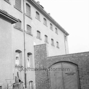 Amtsgericht: Königstraße: mit Tor zum Gerichtsgefängis: unten an Fassade Gerümpel