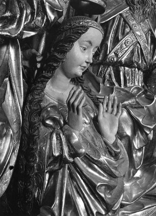 Flügelaltar : Flügelaltar. Holz, geschnitzt, gefaßt (1505/1515; Villacher Schule) Schrein mit Marienkrönung. Hüftstück der Maria. Villach-Maria Gail, Pfarrkirche Unserer Lieben Frau