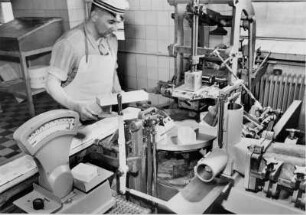 Hamburg. Kunststoff- und Gummifabrik Martin Merkel. Ein Produktionsarbeiter wiegt die Kunststoffmasse ab