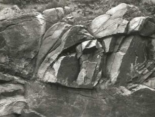 Lausitzer Bergland. Taubenberg bei Taubenheim/Spree. Bruch mit schwebenden Grünstein-(Lamprophyr-)Gang in geklüftetem Granit