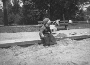Kleiner Junge in einem Sandkasten