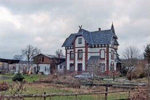 Lasbek-Barkhorst: Barkhorster Straße 4: Villa mit verwinkeltem Grundriss und Fachwerk: Seitenfassade mit Risalit und Eingangsvorbau: Straßenfront mit Erker, Türmchen und Auslucht: Giebelzier Pferdeköpfe: links rückwärtiger Anbau, Nebengebäude: 26. Januar 1999