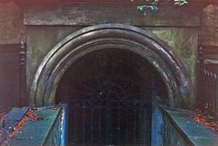 Klosterbergenstraße 28: Friedhof: Grabkapelle der Familie Adolph Schramm: Detailaufnahme: Eingang zu Gruft