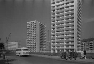 Dresden. Bushaltestellen an der Sidonienstraße, im Hintergrund Hotel Newa