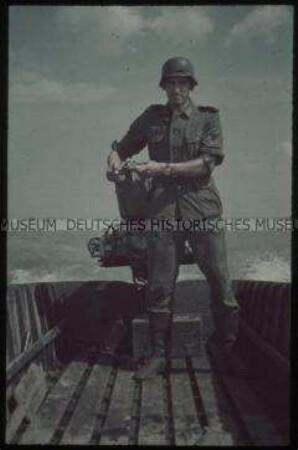 Soldat an einem Geschütz in einem Boot