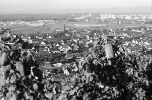 Freiburg, St. Georgen: Vom Rebberg (Kapelle) auf Ortsteil mit Hochhäusern Weingarten