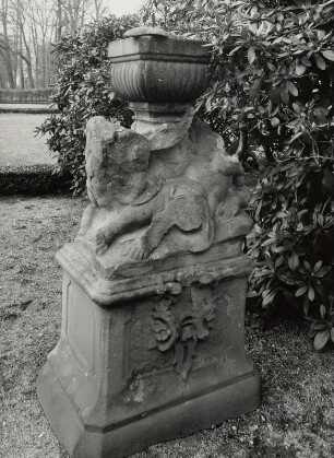 Postament mit Blumenkübel tragenden Putti : Milkel (Kreis Bautzen), Postament mit Blumenkübel tragenden Putti, Sandstein, 18. Jahrhundert?, Schlossgarten