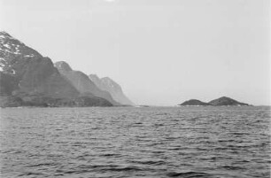 Fjord : Fjord und die ihn begrenzenden Felsen.