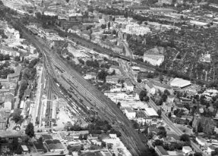 Dresden-Neustadt. Stadtteilansicht über Gleisanlagen gegen Großenhainer Straße und Riesaer Straße. Luftbild-Schrägaufnahme nach Westen
