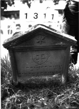 Grabstein 1311 (Index: 100098349) Maße HxBxT: 77x61x11 cm Symbolik: Rosette, Trauerkranz: Grabstein 1311