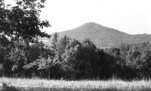 Oybin-Lückendorf. Blick von der Windrispel auf den Falkenberg in Tschechien