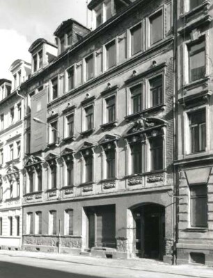 Leipzig-Lindenau, Helmholtzstraße 31. Wohnhaus mit Laden. L. V. 19. Jh. Straßenansicht