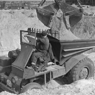 Bau des Gaskombinates Schwarze Pumpe. Dumper wird mit Sand beladen. : Twar płunokombinata Čorna Pumpa. Dumper so z pěskom nakładuje.