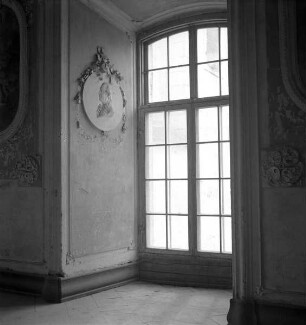 Schloß Oberpahlen & Ruine der Ordensburg — Kleiner Salon, Fensterlaibung mit Stuckrelief