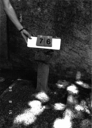 Grabstein 76 (Index: 100105565) Beschreibung: Grabeinfassung und Stellvertreter Besonderheit: Kindergrab; - Stellvertreter trägt die Nr. 1: Grabstein 76