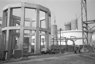 Bau einer Anlage zur Umwandlung von schwerem Heizöl, eines "Delayed Cokers", auf dem Gelände der Esso-Raffinerie